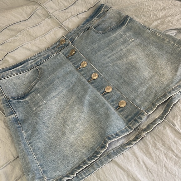Button down mini jean skirt - Picture 3 of 5